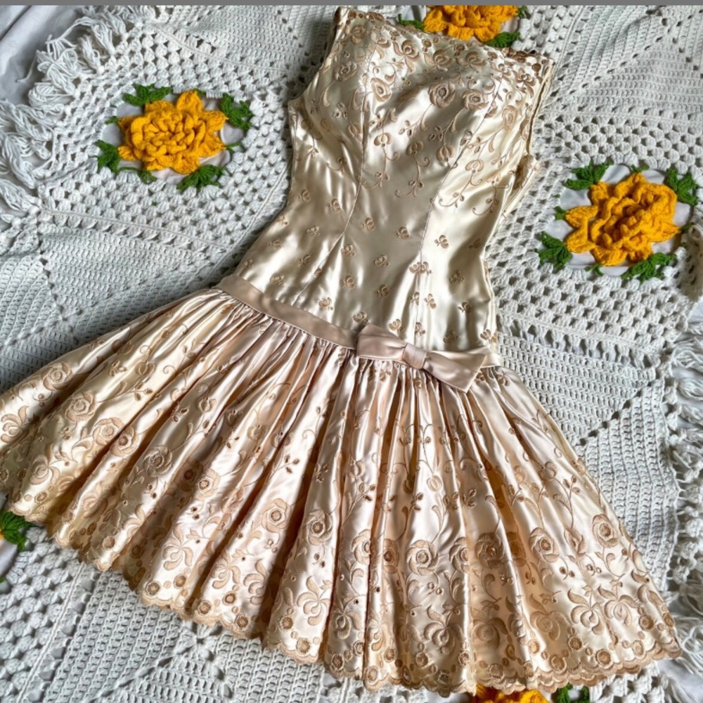 1950s Vintage Suzy Perette Mermaid Wiggle Cream Satin Eyelet Dress / Drop Waist